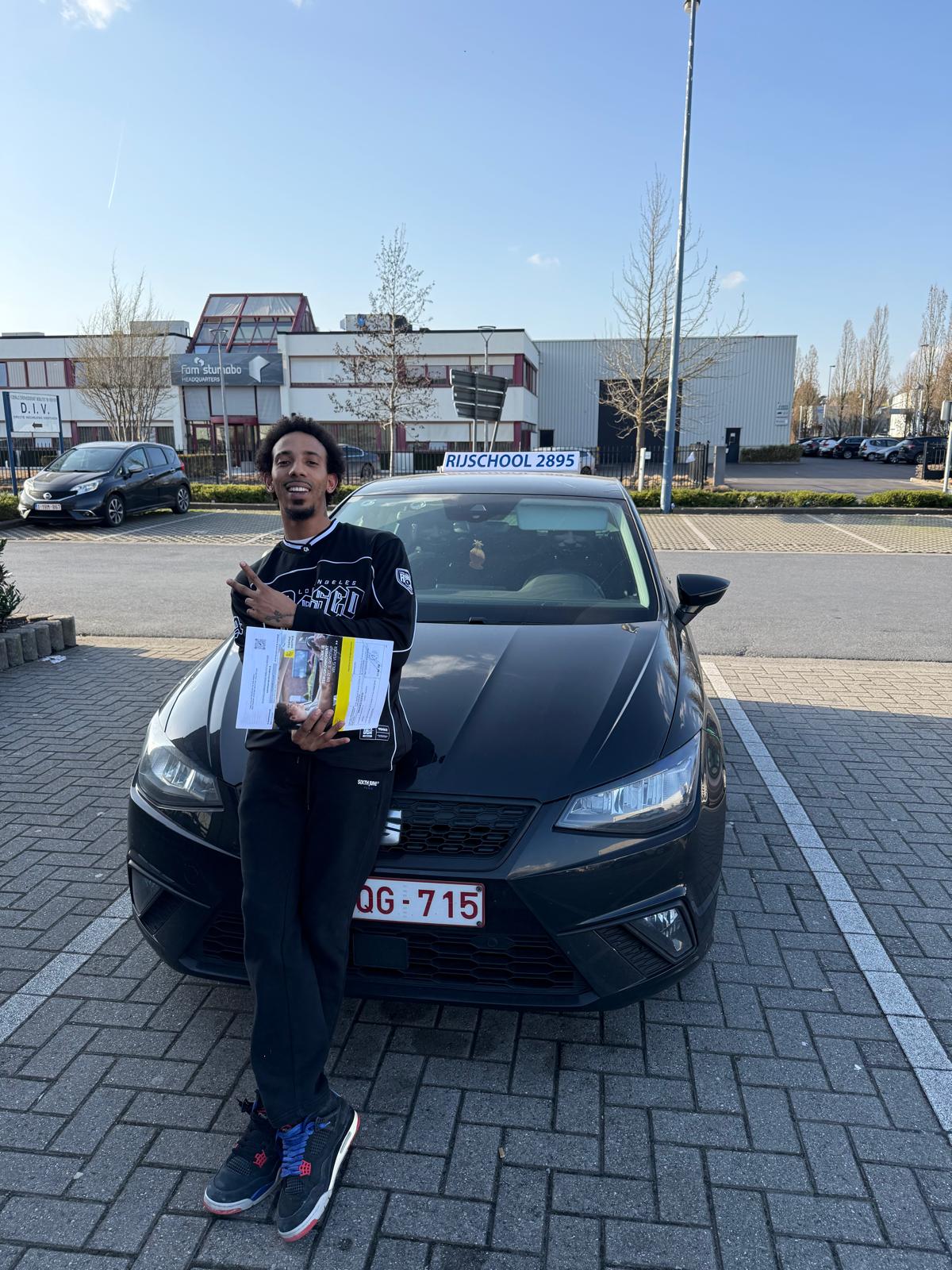 Blije leerling met zijn examenresultaat voor de lesauto