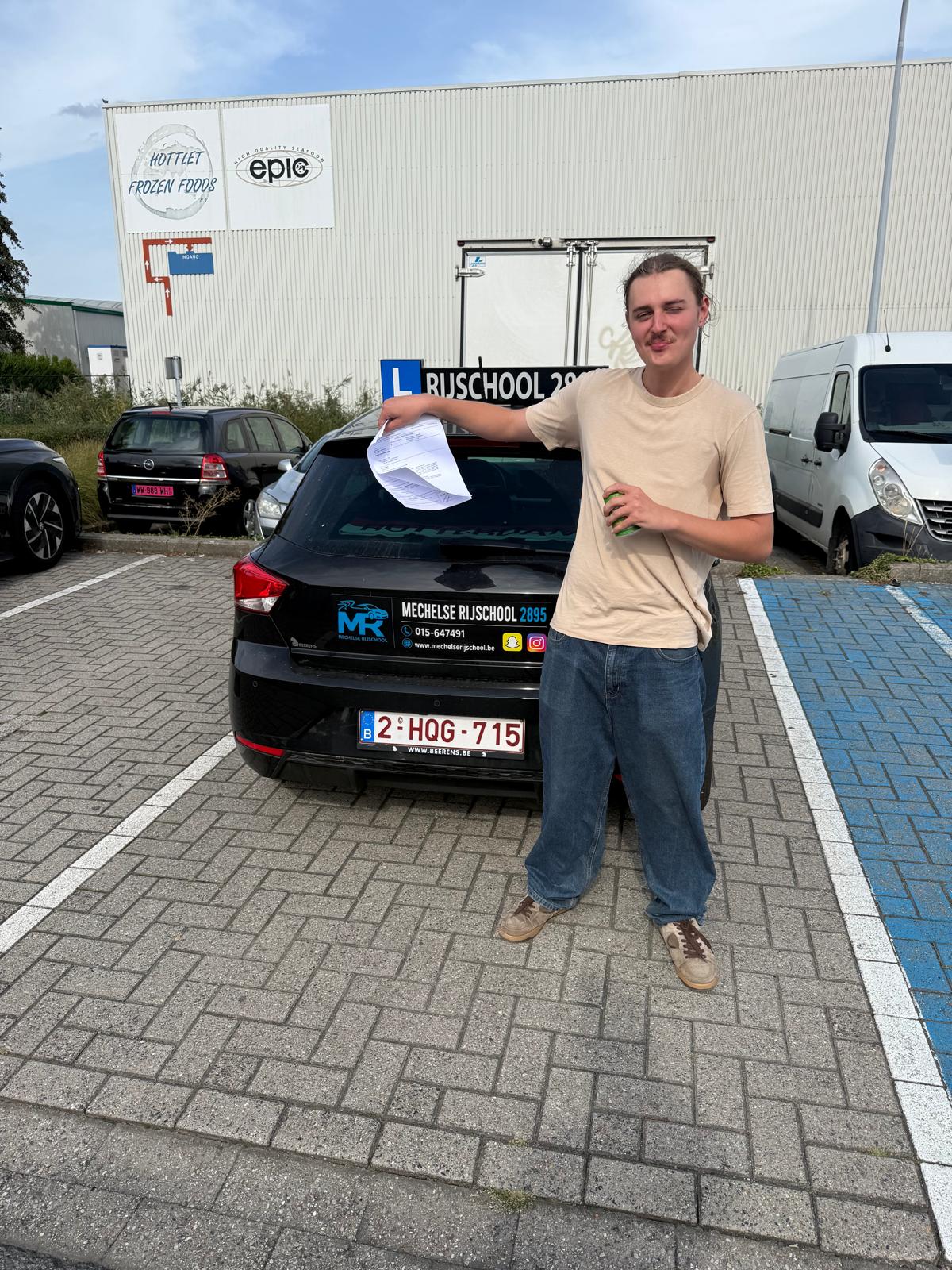 Leerling naast de achterzijde van de Seat lesauto