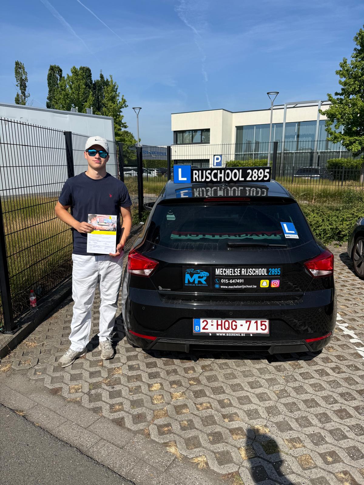 Leerling met een pet en zonnebril bij de lesauto
