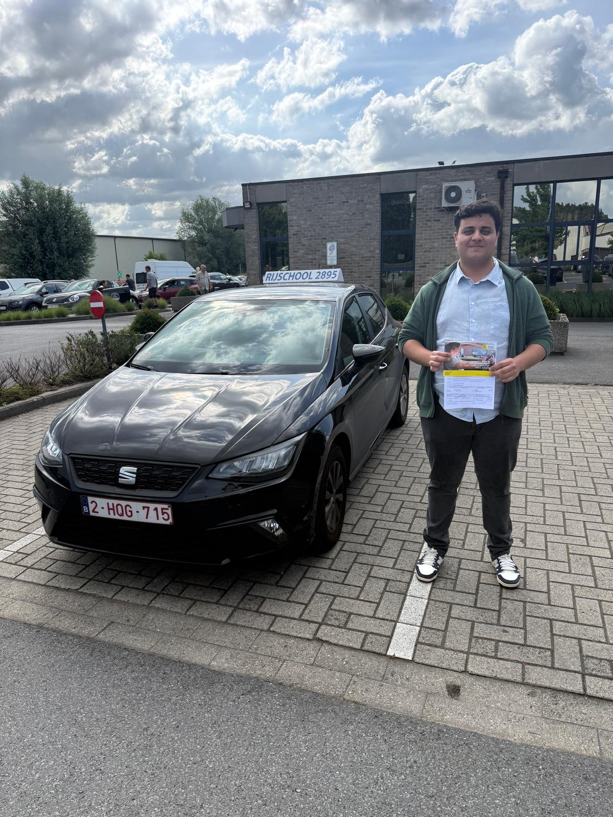 Leerling met zijn resultaat naast de voorkant van de Seat